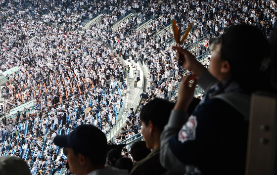 열띤 응원 펼치는 야구 팬들