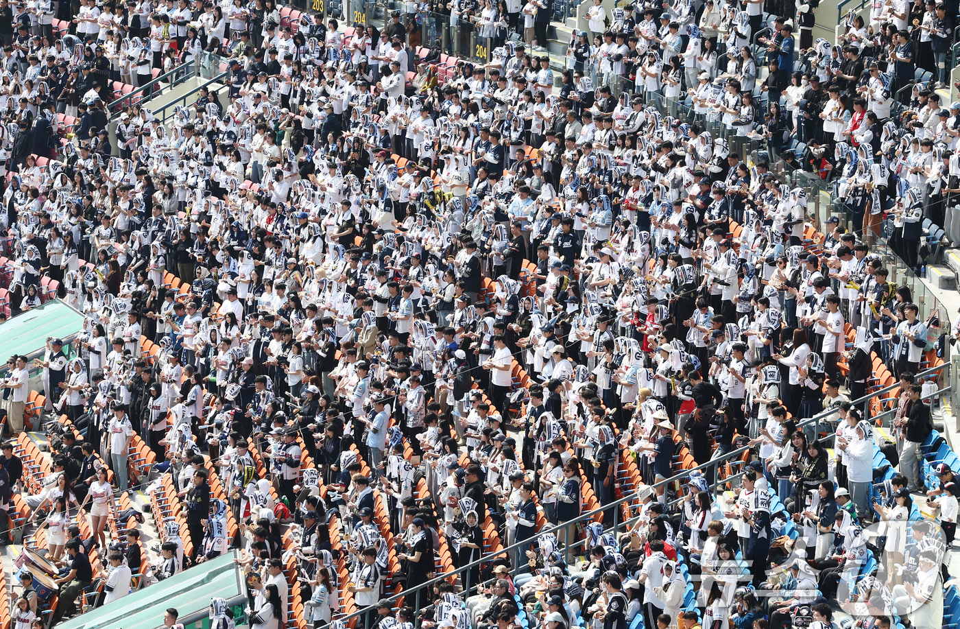 (서울=뉴스1) 김민지 기자 = 22일 오후 서울 송파구 잠실야구장에서 열린 2026 신한 SOL KBO리그 두산 베어스와 KIA 타이거즈의 시범경기에서 팬들이 열띤 응원을 펼치고 …