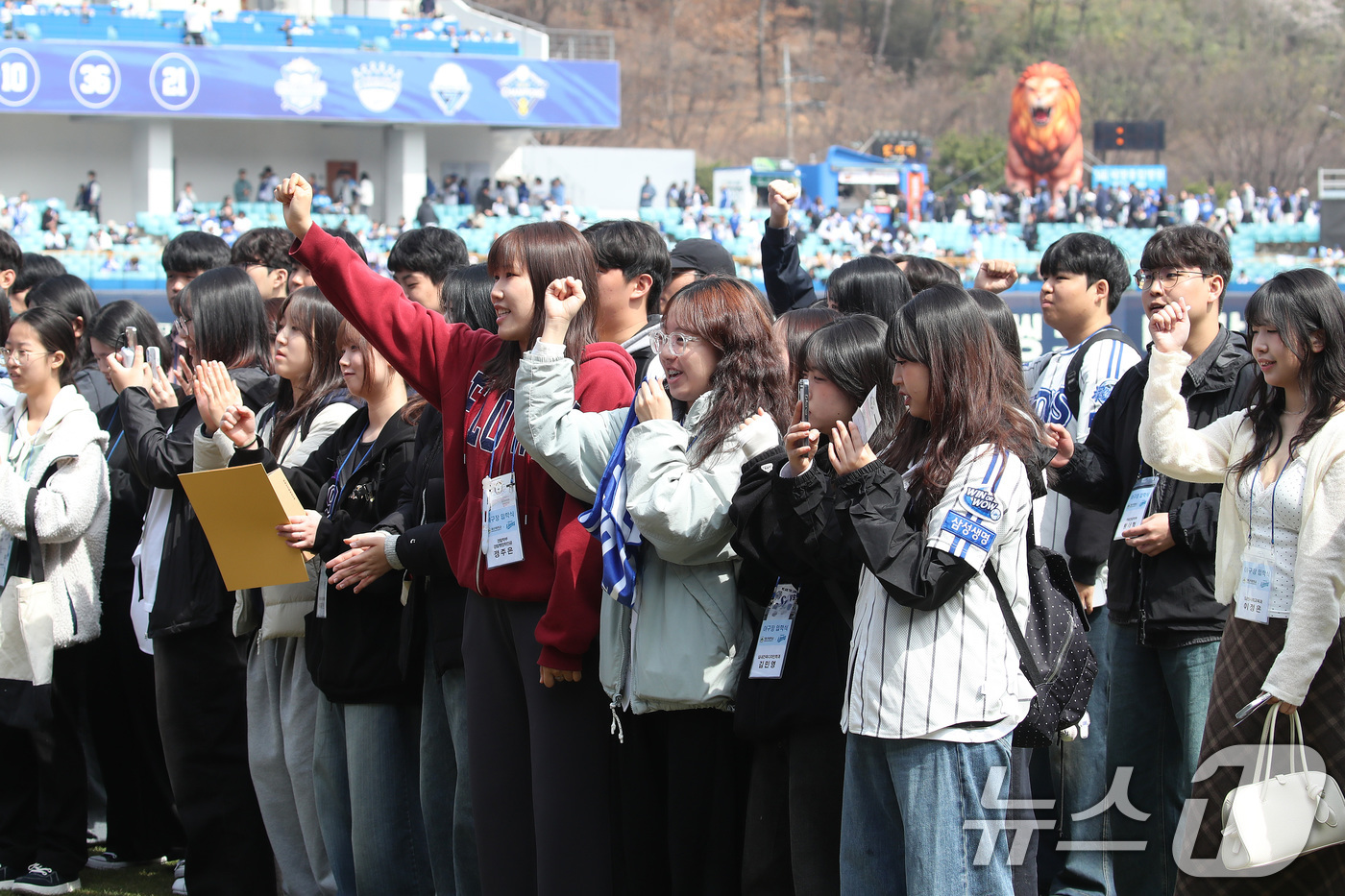 (대구=뉴스1) 공정식 기자 = 22일 오후 대구 삼성라이온즈파크에서 프로야구 삼성 라이온즈와 LG 트윈스의 시범경기에 앞서 열린 '2026학년도 대구대학교 신입생 입학식'에서 신 …