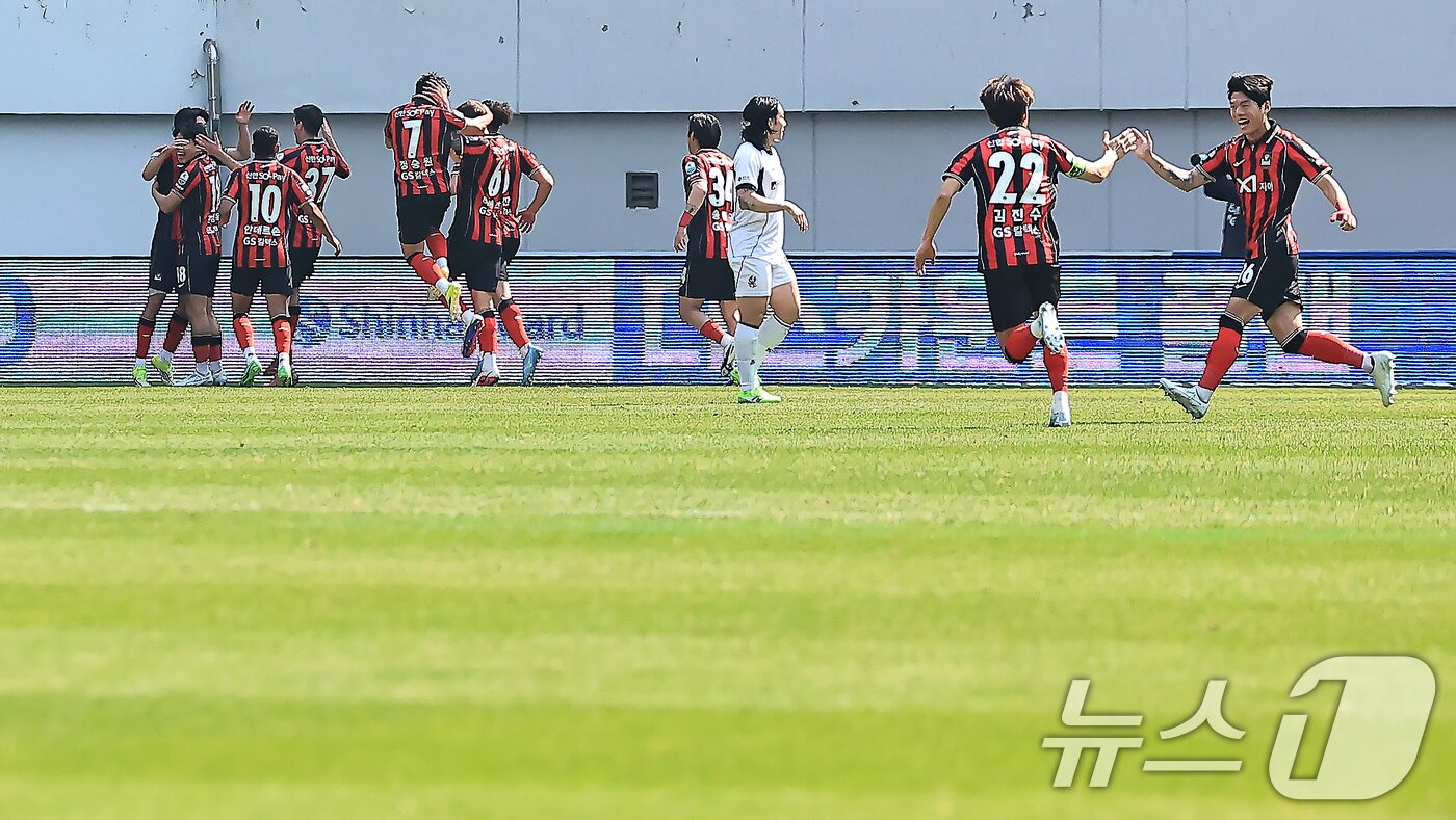 본문 이미지 - 22일 오후 서울시 마포구 월드컵로 서울월드컵경기장에서 열린 하나은행 K리그1 2026 5라운드 FC서울과 광주FC의 경기에서 전반 선제골을 넣은 서울 손정범이 동료들과 기쁨을 나누고 있다 . 2026.3.22 ⓒ 뉴스1 박정호 기자