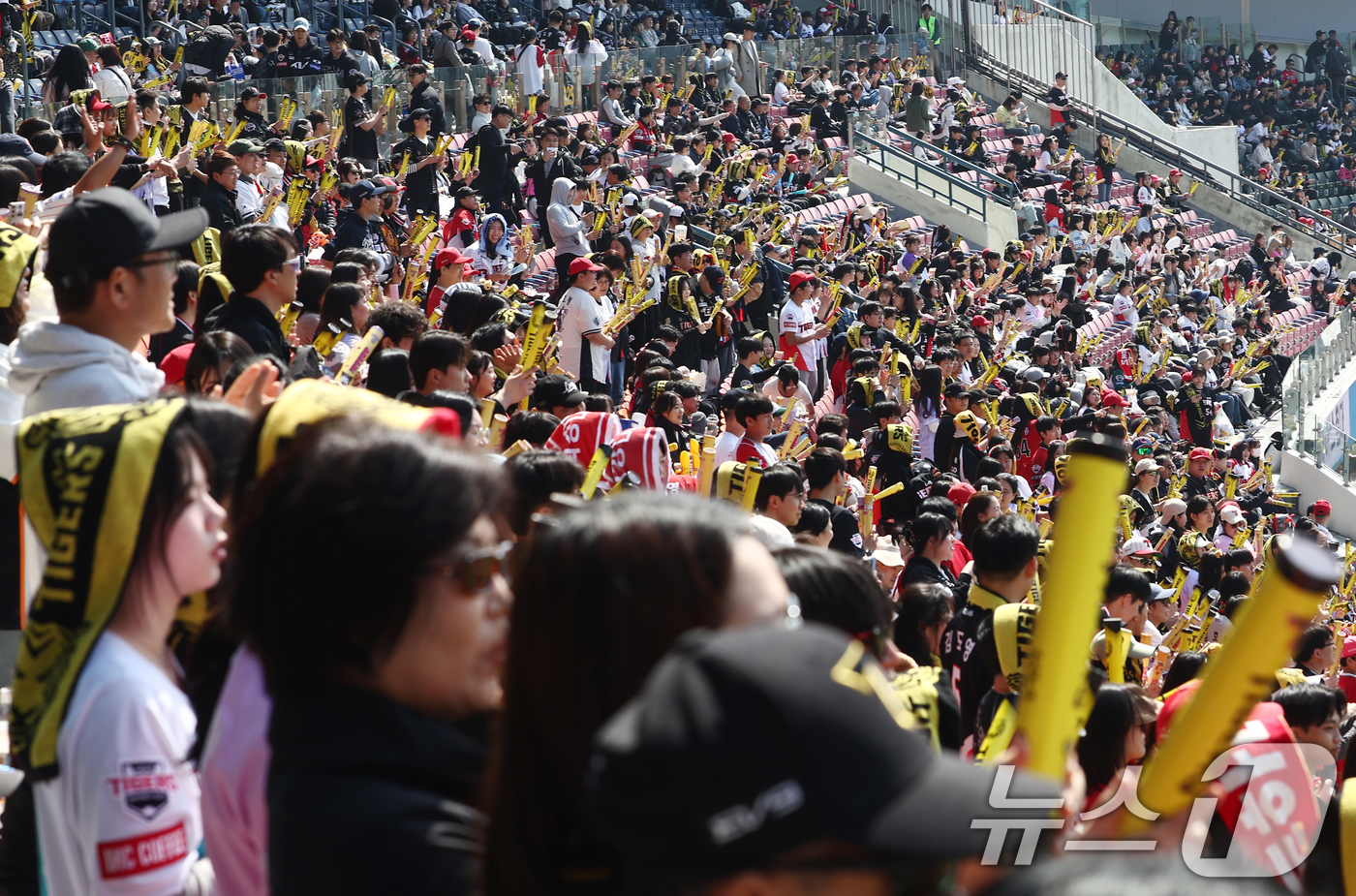 (서울=뉴스1) 김민지 기자 = 22일 오후 서울 송파구 잠실야구장에서 열린 2026 신한 SOL KBO리그 두산 베어스와 KIA 타이거즈의 시범경기에서 KIA 팬들이 열띤 응원을 …