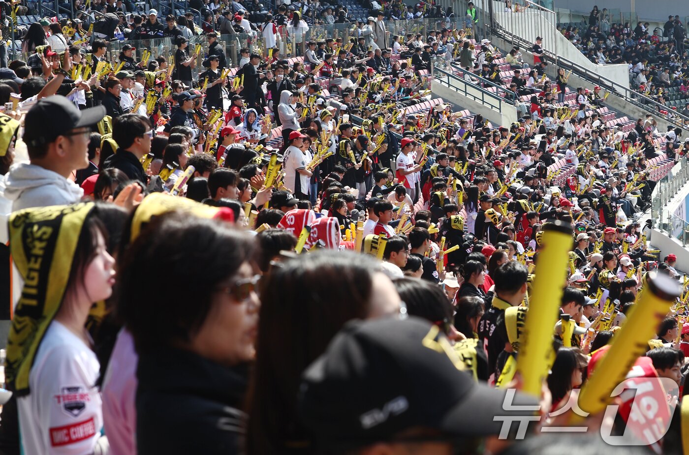 본문 이미지 - 22일 오후 서울 송파구 잠실야구장에서 열린 2026 신한 SOL KBO리그 두산 베어스와 KIA 타이거즈의 시범경기에서 KIA 팬들이 열띤 응원을 펼치고 있다. 이날 경기는 2만3285석이 매진됐다. 2026.3.22 ⓒ 뉴스1 김민지 기자