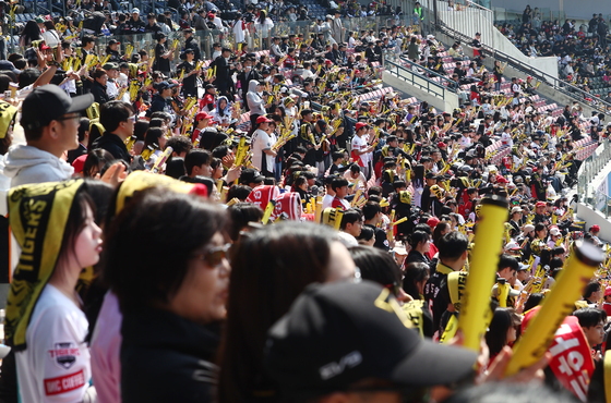 주말 관중 사로잡은 프로야구 시범경기