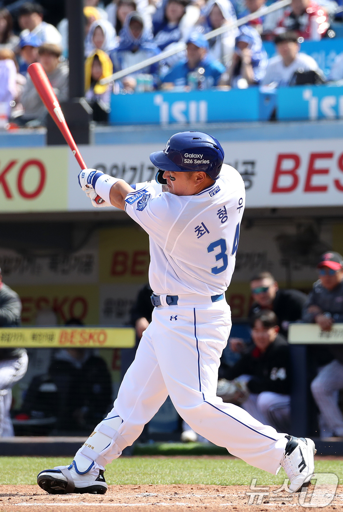 (대구=뉴스1) 공정식 기자 = 22일 오후 대구 삼성라이온즈파크에서 열린 프로야구 '2026 신한 SOL KBO리그' LG 트윈스와 삼성 라이온즈의 시범경기에서 삼성 최형우가 외 …