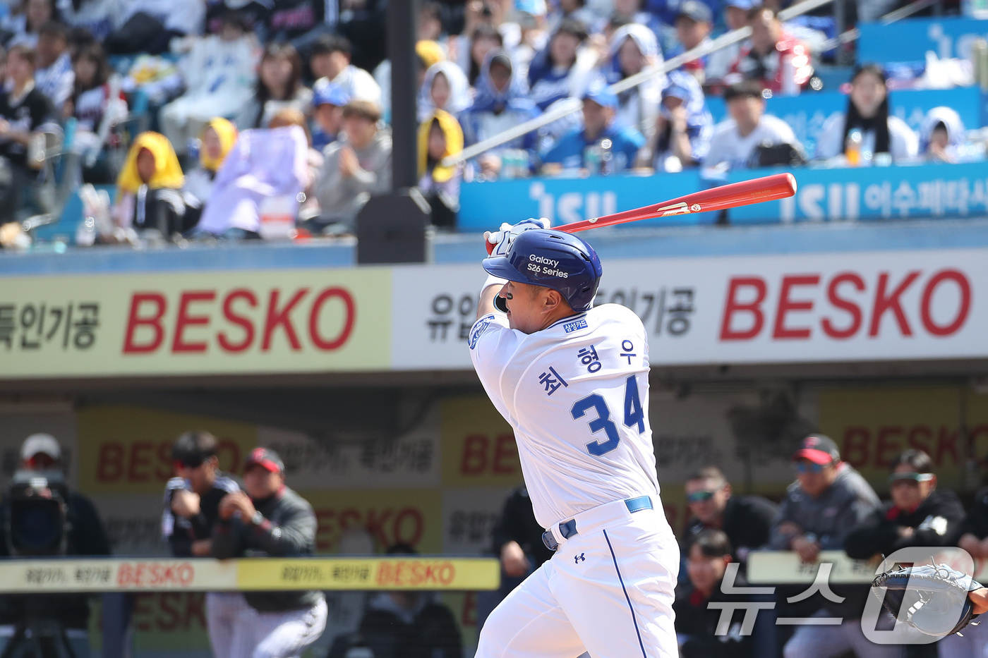 (대구=뉴스1) 공정식 기자 = 22일 오후 대구 삼성라이온즈파크에서 열린 프로야구 '2026 신한 SOL KBO리그' LG 트윈스와 삼성 라이온즈의 시범경기에서 삼성 최형우가 외 …