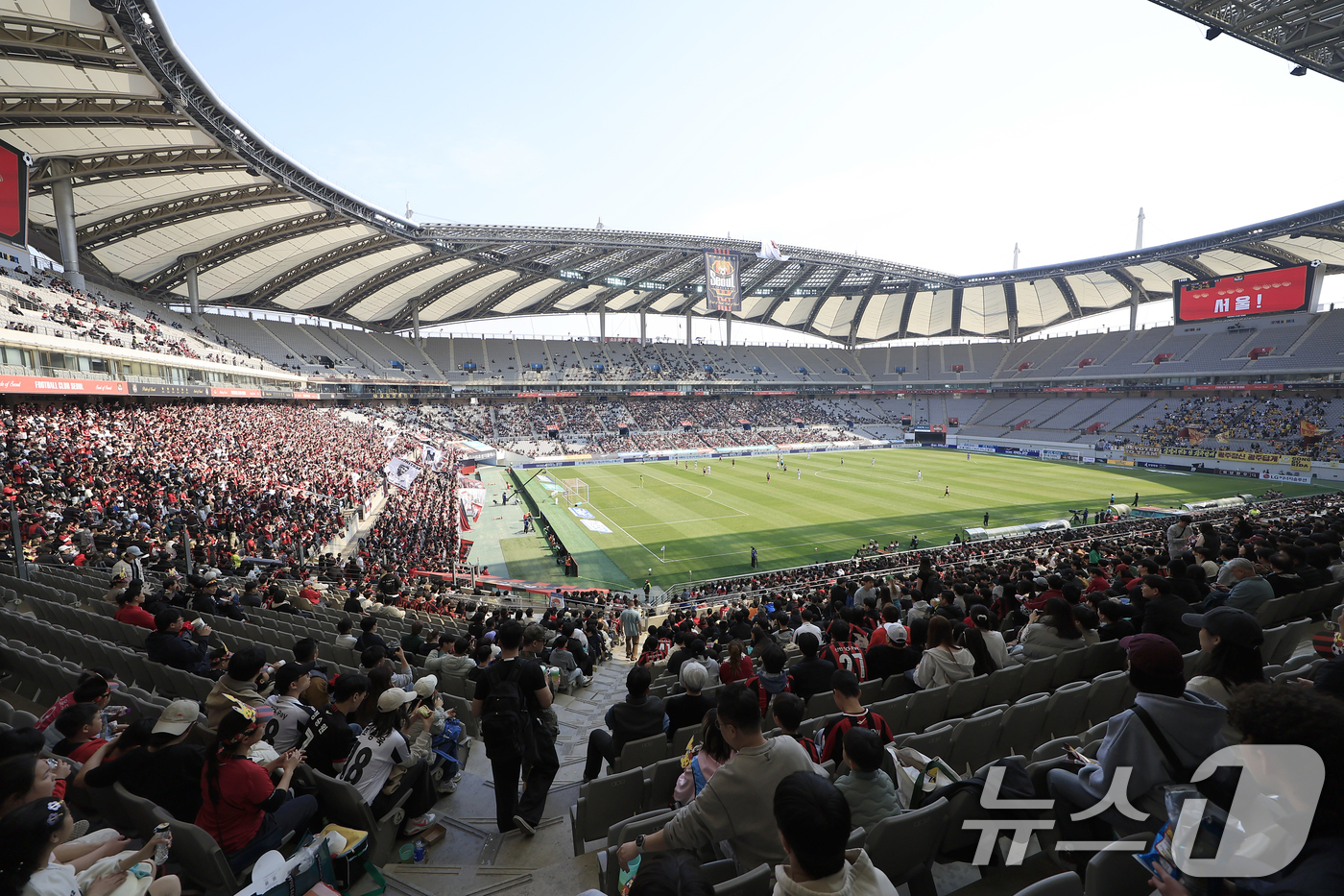 (서울=뉴스1) 박정호 기자 = 22일 오후 서울시 마포구 월드컵로 서울월드컵경기장에서 열린 하나은행 K리그1 2026 5라운드 FC서울과 광주FC의 경기를 찾은 관중들이 열띤 응 …