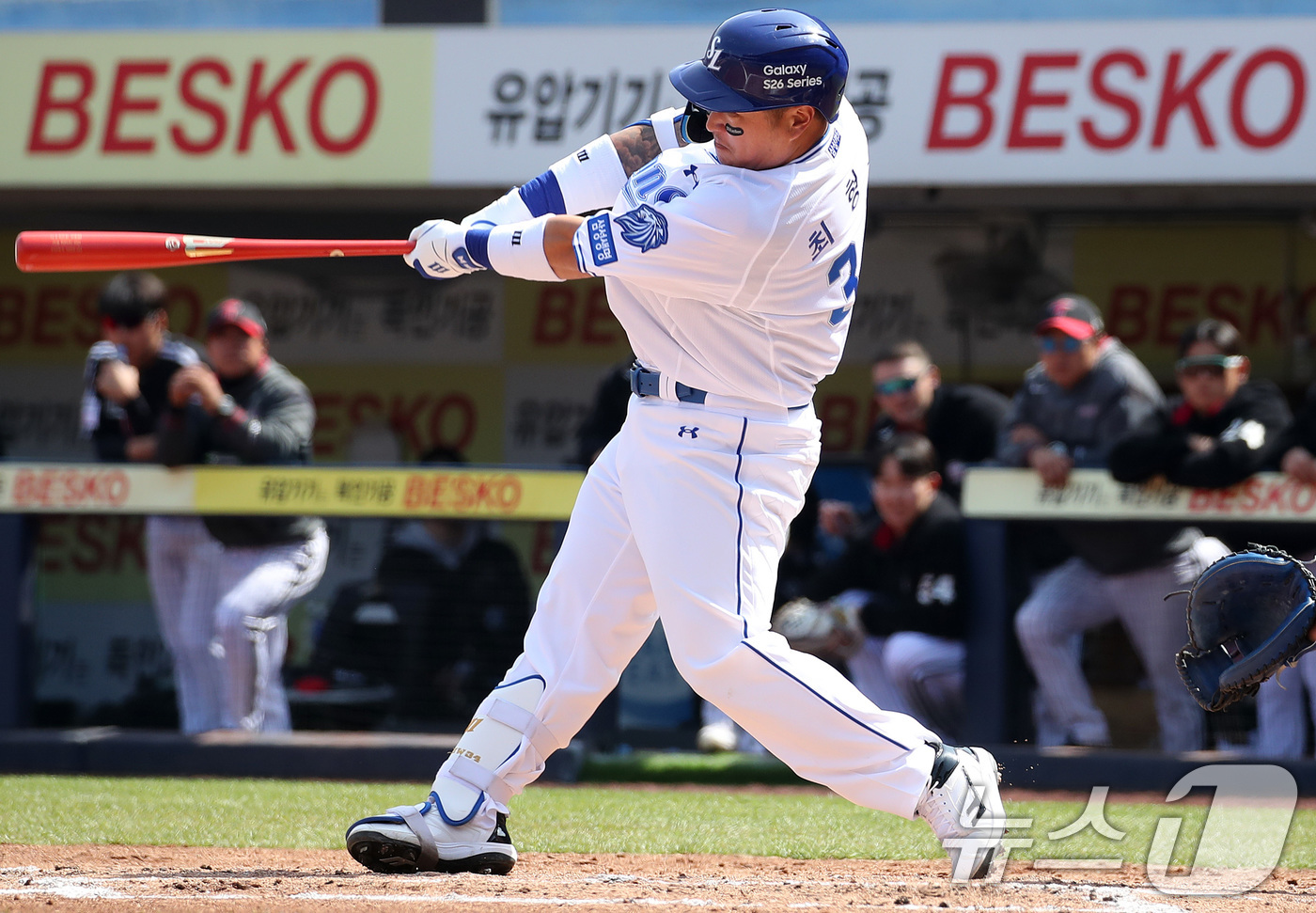 (대구=뉴스1) 공정식 기자 = 22일 오후 대구 삼성라이온즈파크에서 열린 프로야구 '2026 신한 SOL KBO리그' LG 트윈스와 삼성 라이온즈의 시범경기에서 삼성 최형우가 외 …