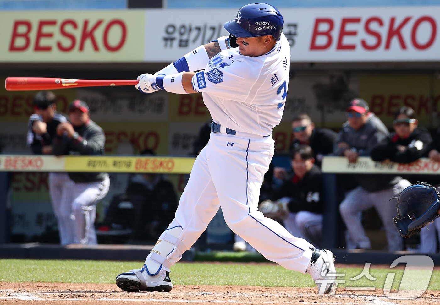 본문 이미지 - 22일 오후 대구 삼성라이온즈파크에서 열린 프로야구 '2026 신한 SOL KBO리그' LG 트윈스와 삼성 라이온즈의 시범경기에서 삼성 최형우가 외야 플라이를 치고 있다. 2026.3.22 ⓒ 뉴스1 공정식 기자