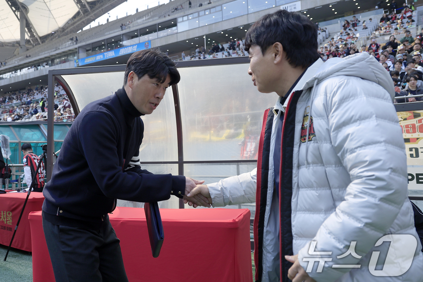 (서울=뉴스1) 박정호 기자 = 이정규 광주FC 감독(왼쪽)과 김기동 FC서울 감독이 22일 오후 서울시 마포구 월드컵로 서울월드컵경기장에서 열린 하나은행 K리그1 2026 5라운 …