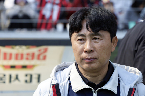 피치 바라보는 김기동 감독