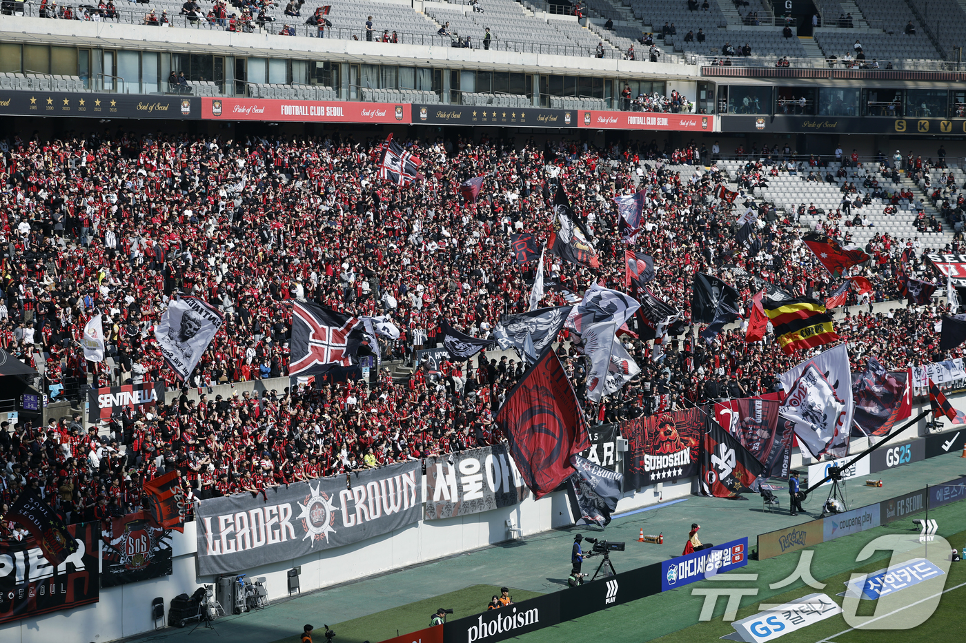 (서울=뉴스1) 박정호 기자 = 22일 오후 서울시 마포구 월드컵로 서울월드컵경기장에서 열린 하나은행 K리그1 2026 5라운드 FC서울과 광주FC의 경기에서 FC서울 서포터즈가 …