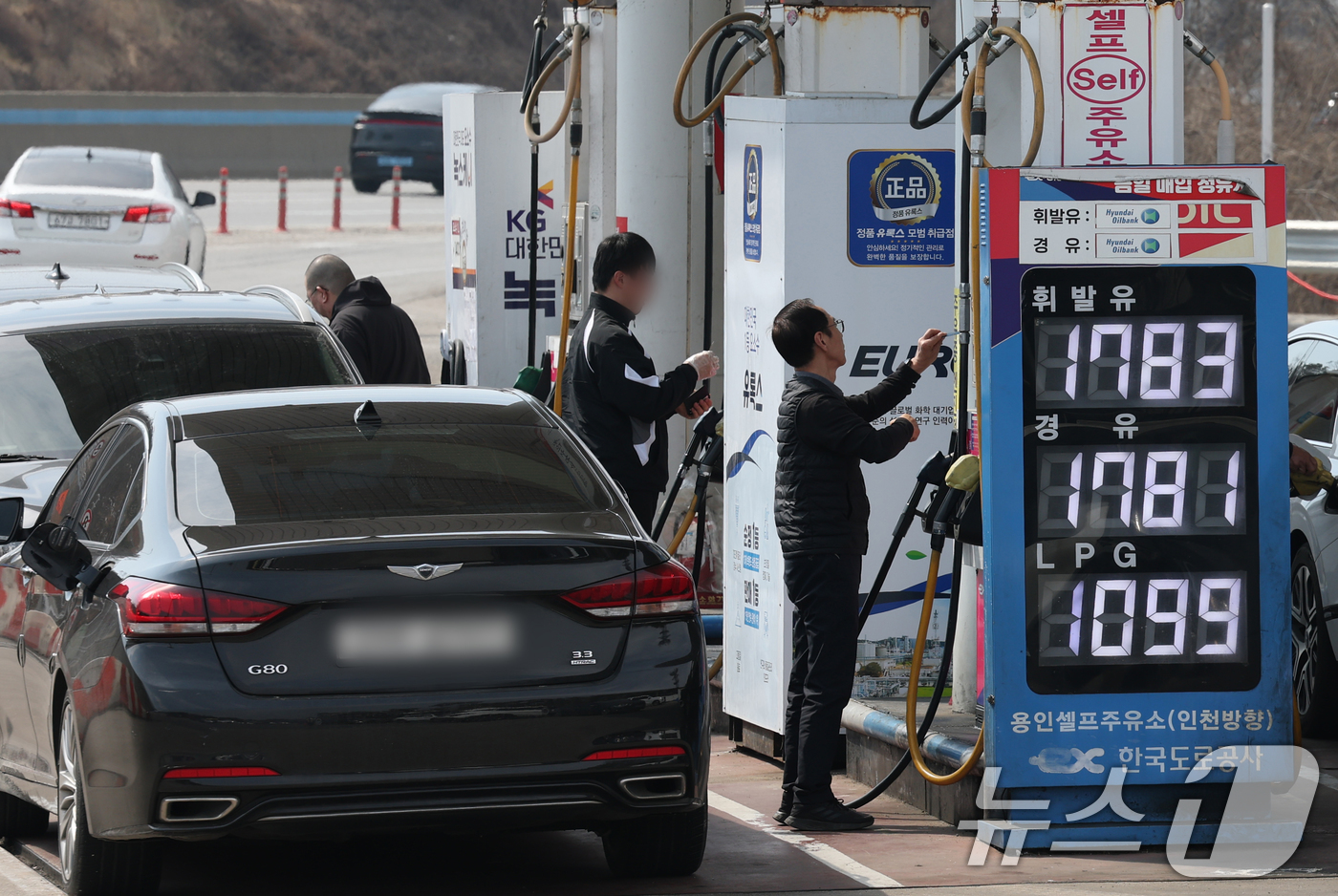 (용인=뉴스1) 김영운 기자 = 석유 최고가격제가 시행된 첫 주, 전국 주유소의 기름값이 크게 하락했다.한국석유공사 유가정보시스템 오피넷에 따르면 3월 셋째 주(15~19일) 전국 …