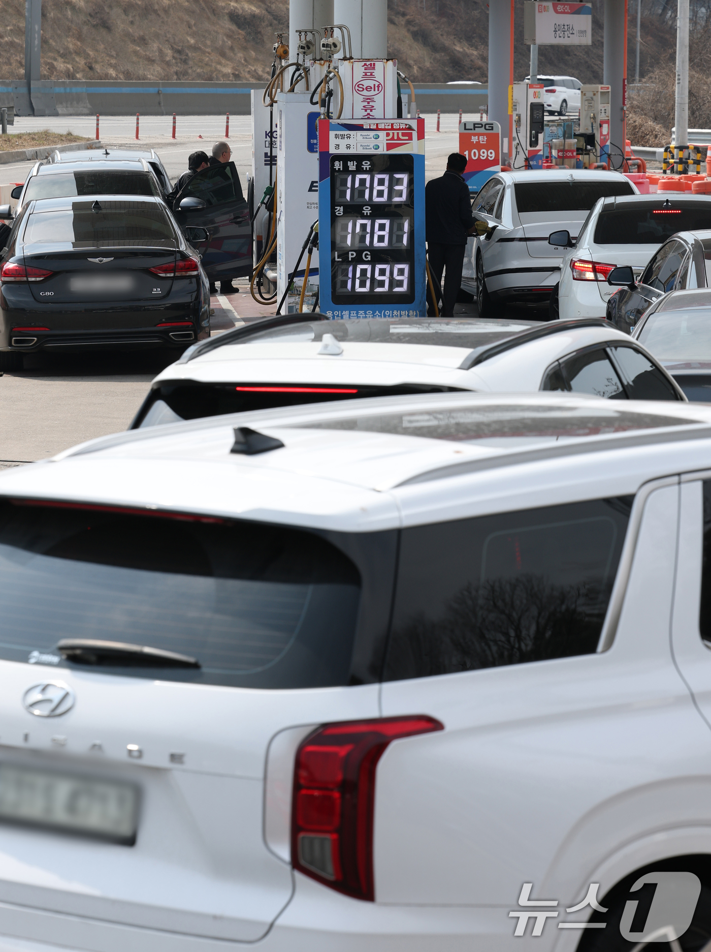 (용인=뉴스1) 김영운 기자 = 석유 최고가격제가 시행된 첫 주, 전국 주유소의 기름값이 크게 하락했다.한국석유공사 유가정보시스템 오피넷에 따르면 3월 셋째 주(15~19일) 전국 …