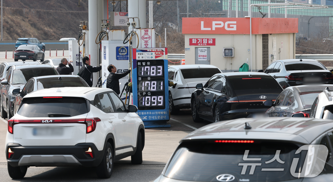 (용인=뉴스1) 김영운 기자 = 석유 최고가격제가 시행된 첫 주, 전국 주유소의 기름값이 크게 하락했다.한국석유공사 유가정보시스템 오피넷에 따르면 3월 셋째 주(15~19일) 전국 …