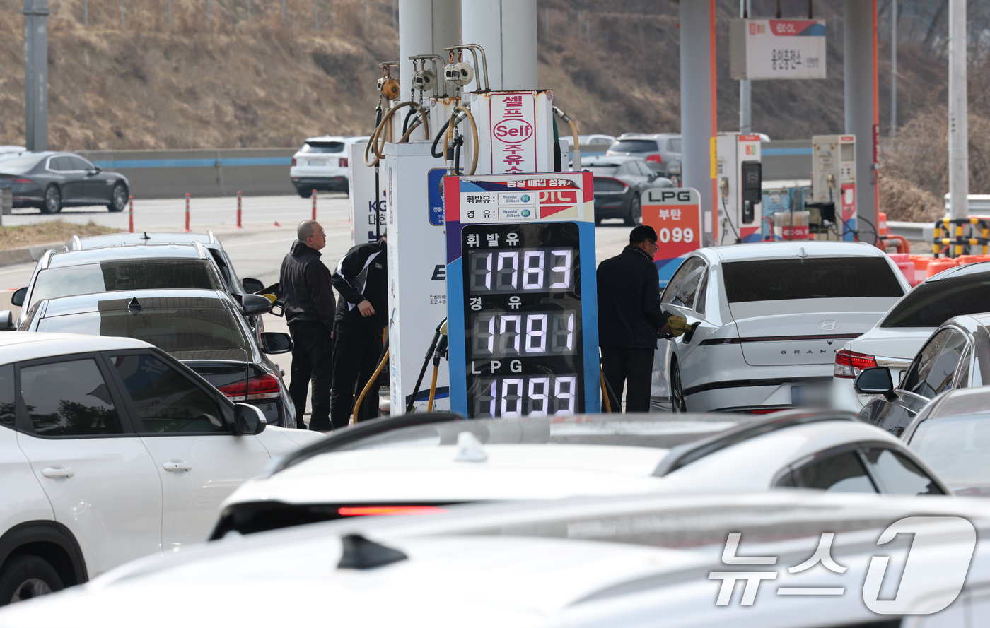 (용인=뉴스1) 김영운 기자 = 석유 최고가격제가 시행된 첫 주, 전국 주유소의 기름값이 크게 하락했다.한국석유공사 유가정보시스템 오피넷에 따르면 3월 셋째 주(15~19일) 전국 …