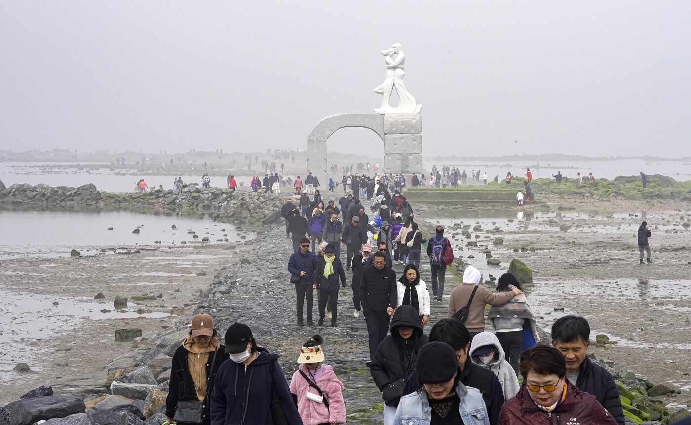 본문 이미지 -  보령 무창포해수욕장 신비의 바닷길에 체험객들이 줄지어 있다.(보령시 제공. 재판매 및 DB금지)2026.3.22/뉴스1 