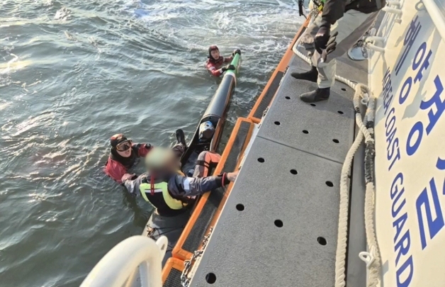 인천 앞바다서 카약 2척 김 양식장 걸려 고립…60대 2명 해경 구조