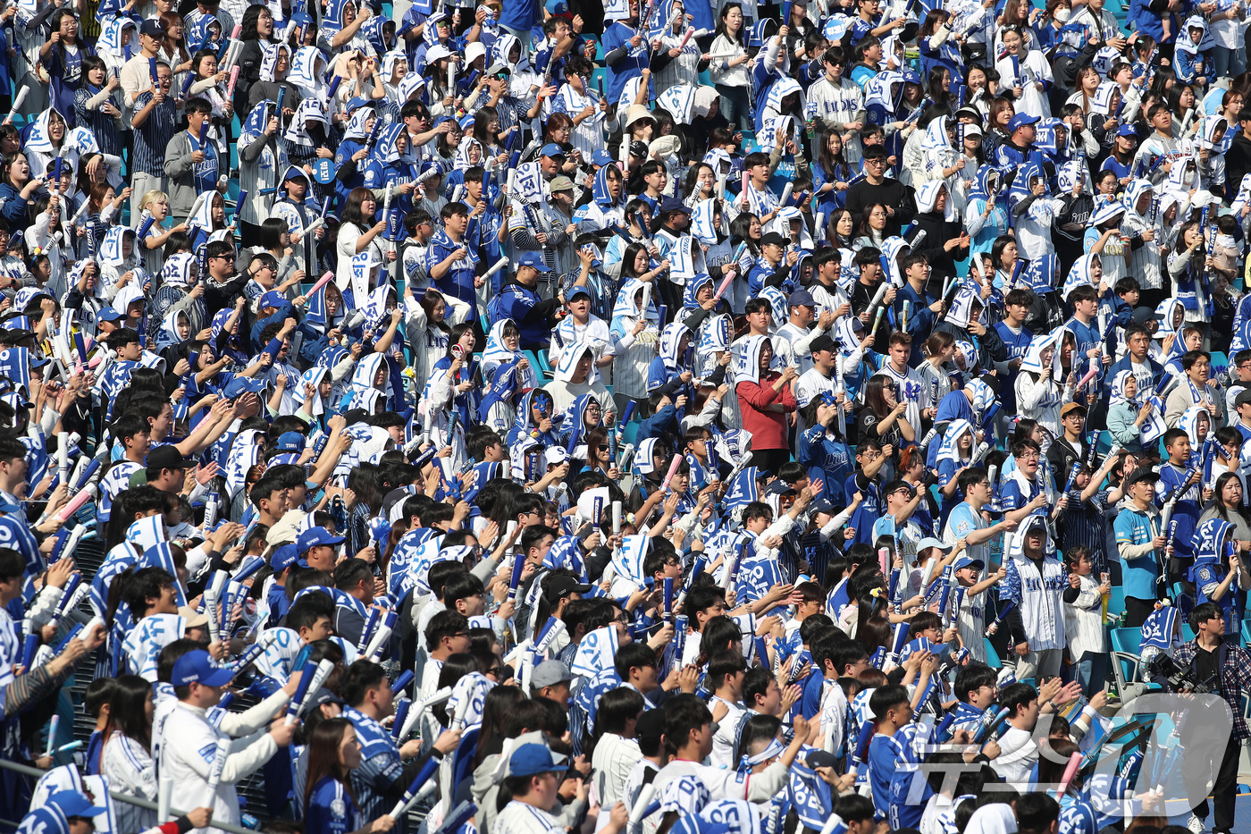 (대구=뉴스1) 공정식 기자 = 22일 오후 대구 삼성라이온즈파크에서 열린 프로야구 '2026 신한 SOL KBO리그' LG 트윈스와 삼성 라이온즈의 시범경기, 삼성 야구팬들이 열 …