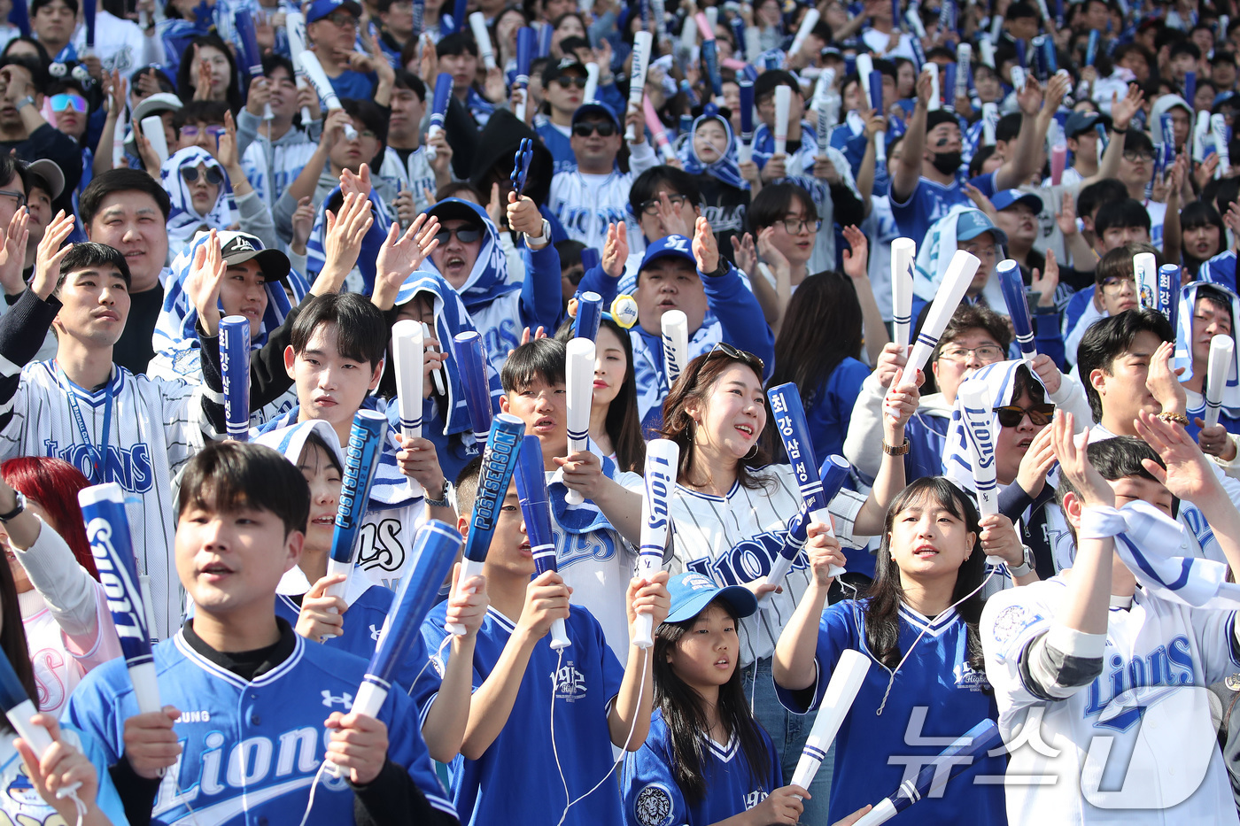 (대구=뉴스1) 공정식 기자 = 22일 오후 대구 삼성라이온즈파크에서 열린 프로야구 '2026 신한 SOL KBO리그' LG 트윈스와 삼성 라이온즈의 시범경기, 삼성 야구팬들이 열 …