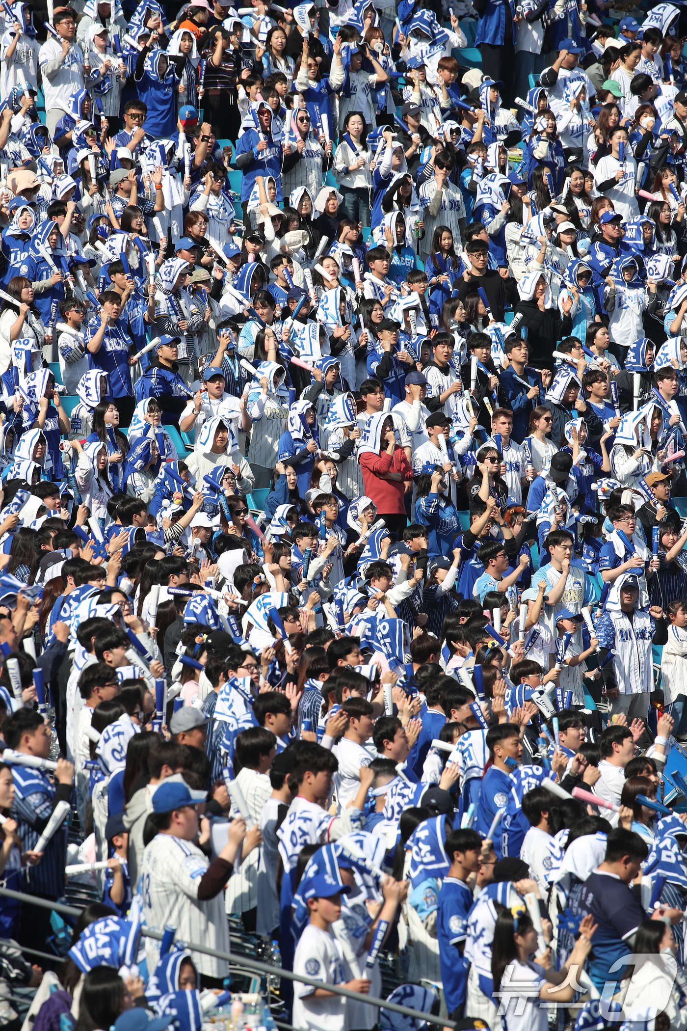 (대구=뉴스1) 공정식 기자 = 22일 오후 대구 삼성라이온즈파크에서 열린 프로야구 '2026 신한 SOL KBO리그' LG 트윈스와 삼성 라이온즈의 시범경기, 삼성 야구팬들이 열 …