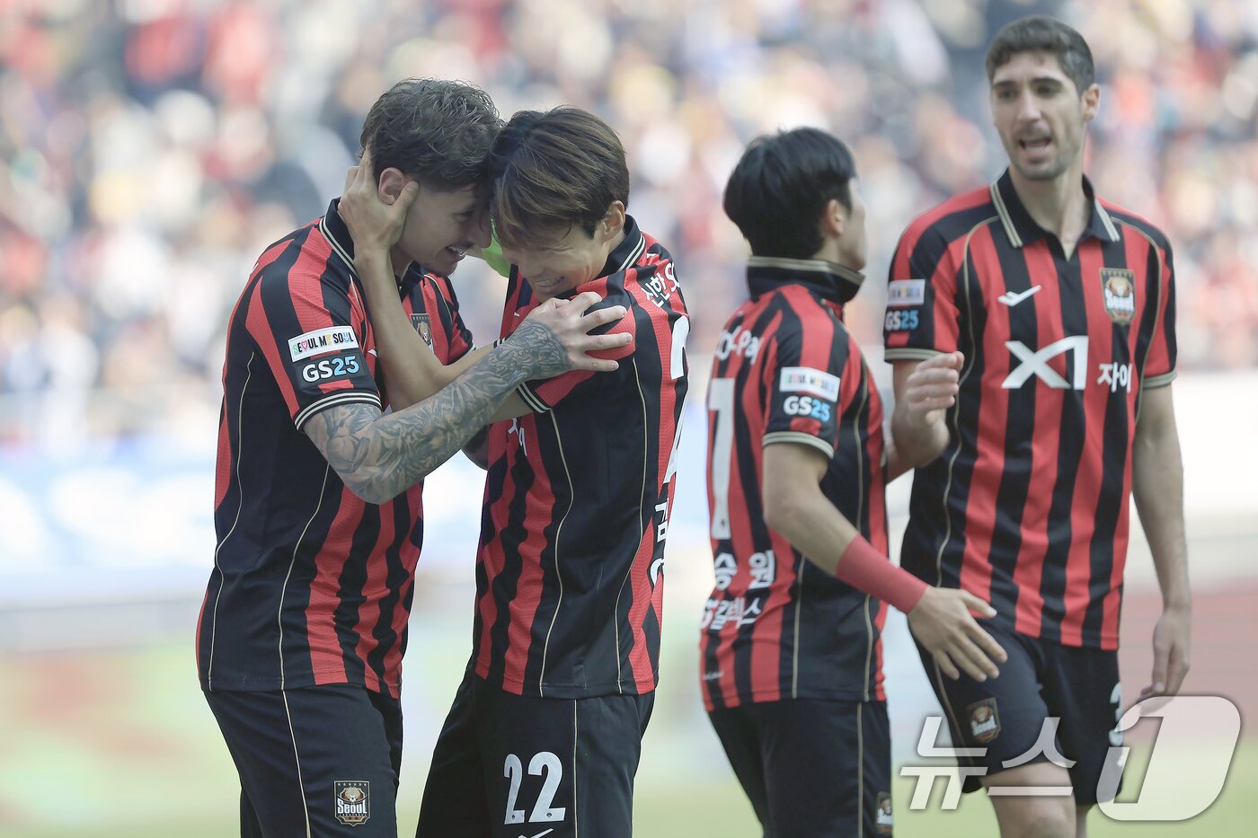 본문 이미지 - 22일 오후 서울시 마포구 월드컵로 서울월드컵경기장에서 열린 하나은행 K리그1 2026 5라운드 FC서울과 광주FC의 경기에서 후반 추가골을 터트린 FC서울 클리말라가 김진수와 기쁨을 나누고 있다. 2026.3.22 ⓒ 뉴스1 박정호 기자