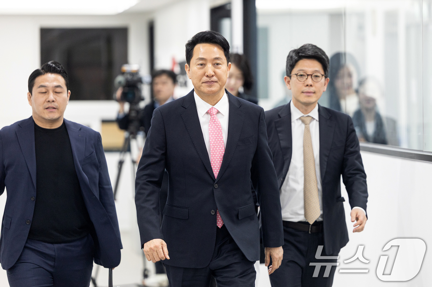 (서울=뉴스1) 이승배 기자 = 오세훈 국민의힘 서울시장 예비후보가 22일 서울 여의도 중앙당사에서 열린 후보자 면접을 위해 발걸음을 옮기고 있다. 2026.3.22/뉴스1