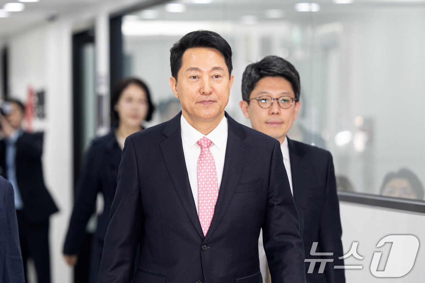 (서울=뉴스1) 이승배 기자 = 오세훈 국민의힘 서울시장 예비후보가 22일 서울 여의도 중앙당사에서 열린 후보자 면접을 위해 발걸음을 옮기고 있다. 2026.3.22/뉴스1