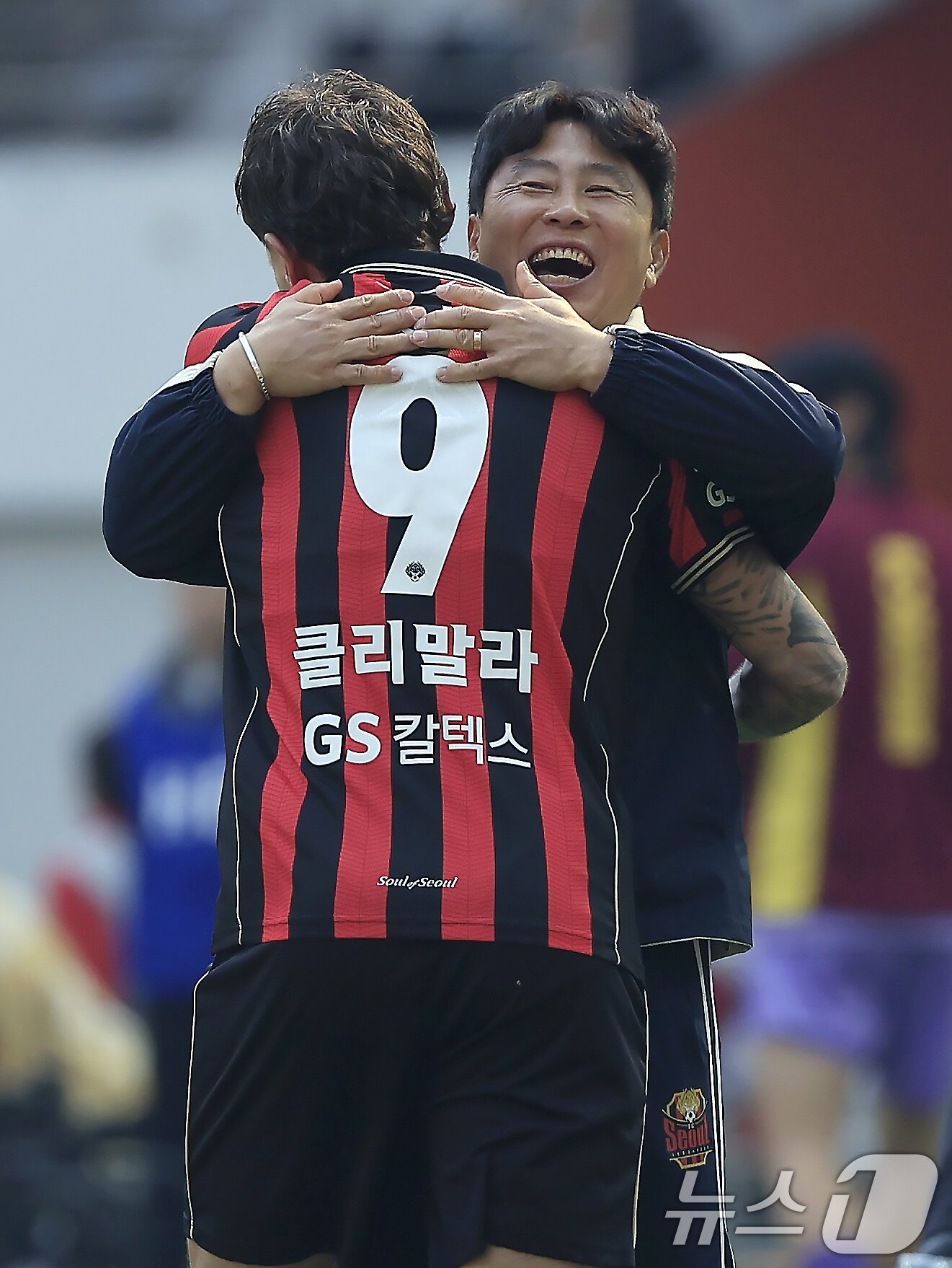 본문 이미지 - 22일 오후 서울시 마포구 월드컵로 서울월드컵경기장에서 열린 하나은행 K리그1 2026 5라운드 FC서울과 광주FC의 경기에서 후반 추가골을 터트린 FC서울 클리말라가 김기동 감독과 기쁨을 나누고 있다. 2026.3.22 ⓒ 뉴스1 박정호 기자