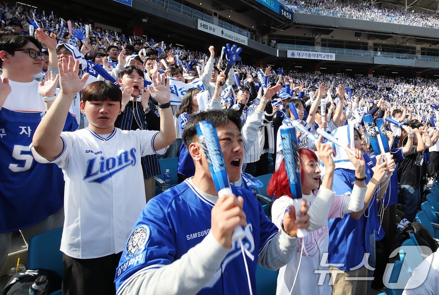 (대구=뉴스1) 공정식 기자 = 22일 오후 대구 삼성라이온즈파크에서 열린 프로야구 '2026 신한 SOL KBO리그' LG 트윈스와 삼성 라이온즈의 시범경기, 삼성 야구팬들이 열 …