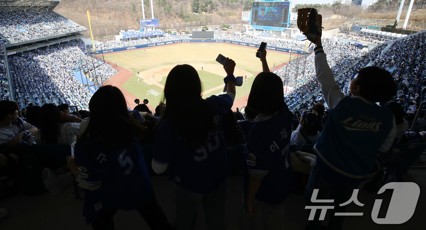 (대구=뉴스1) 공정식 기자 = 22일 오후 대구 삼성라이온즈파크에서 열린 프로야구 '2026 신한 SOL KBO리그' LG 트윈스와 삼성 라이온즈의 시범경기, 삼성 야구팬들이 열 …