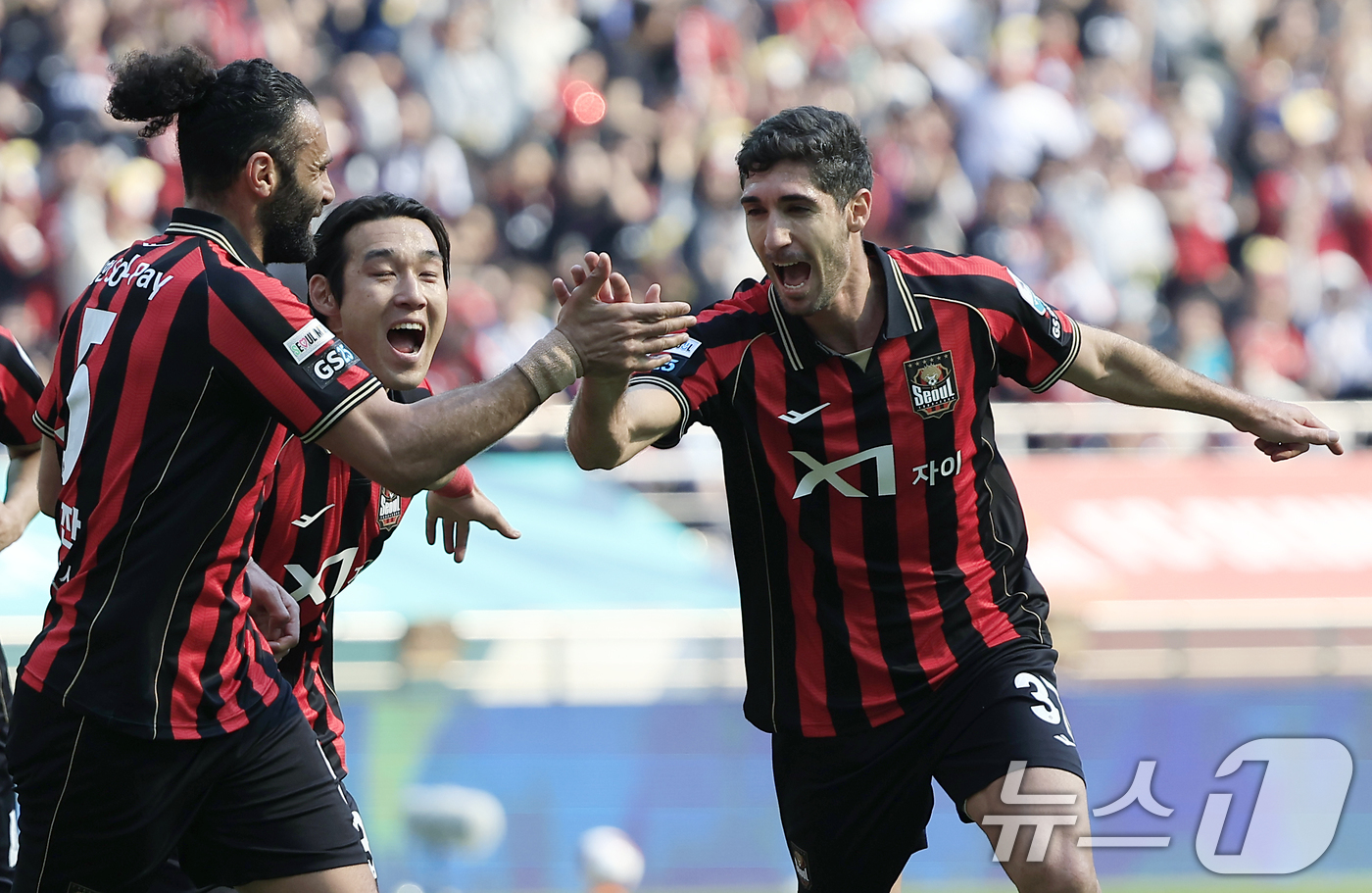 (서울=뉴스1) 박정호 기자 = 22일 오후 서울시 마포구 월드컵로 서울월드컵경기장에서 열린 하나은행 K리그1 2026 5라운드 FC서울과 광주FC의 경기에서 후반 팀 세 번째 골 …