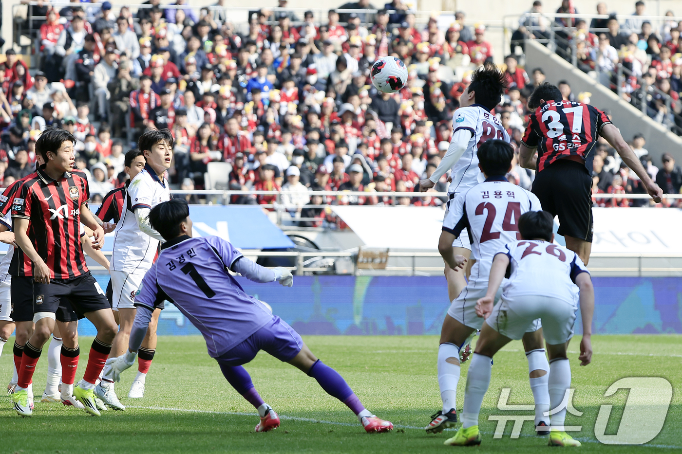 (서울=뉴스1) 박정호 기자 = 22일 오후 서울시 마포구 월드컵로 서울월드컵경기장에서 열린 하나은행 K리그1 2026 5라운드 FC서울과 광주FC의 경기에서 후반 FC서울 로스가 …