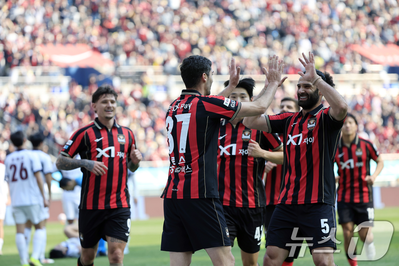 (서울=뉴스1) 박정호 기자 = 22일 오후 서울시 마포구 월드컵로 서울월드컵경기장에서 열린 하나은행 K리그1 2026 5라운드 FC서울과 광주FC의 경기에서 후반 팀 세 번째 골 …