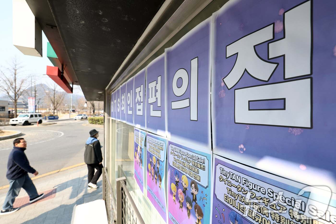 (서울=뉴스1) 최지환 기자 = 방탄소년단(BTS) 컴백 공연이 열린 지난 21일 서울 광화문과 종로 일대 편의점 매출이 최대 7배 넘게 증가했다. 편의점 업계에 따르면 GS25의 …