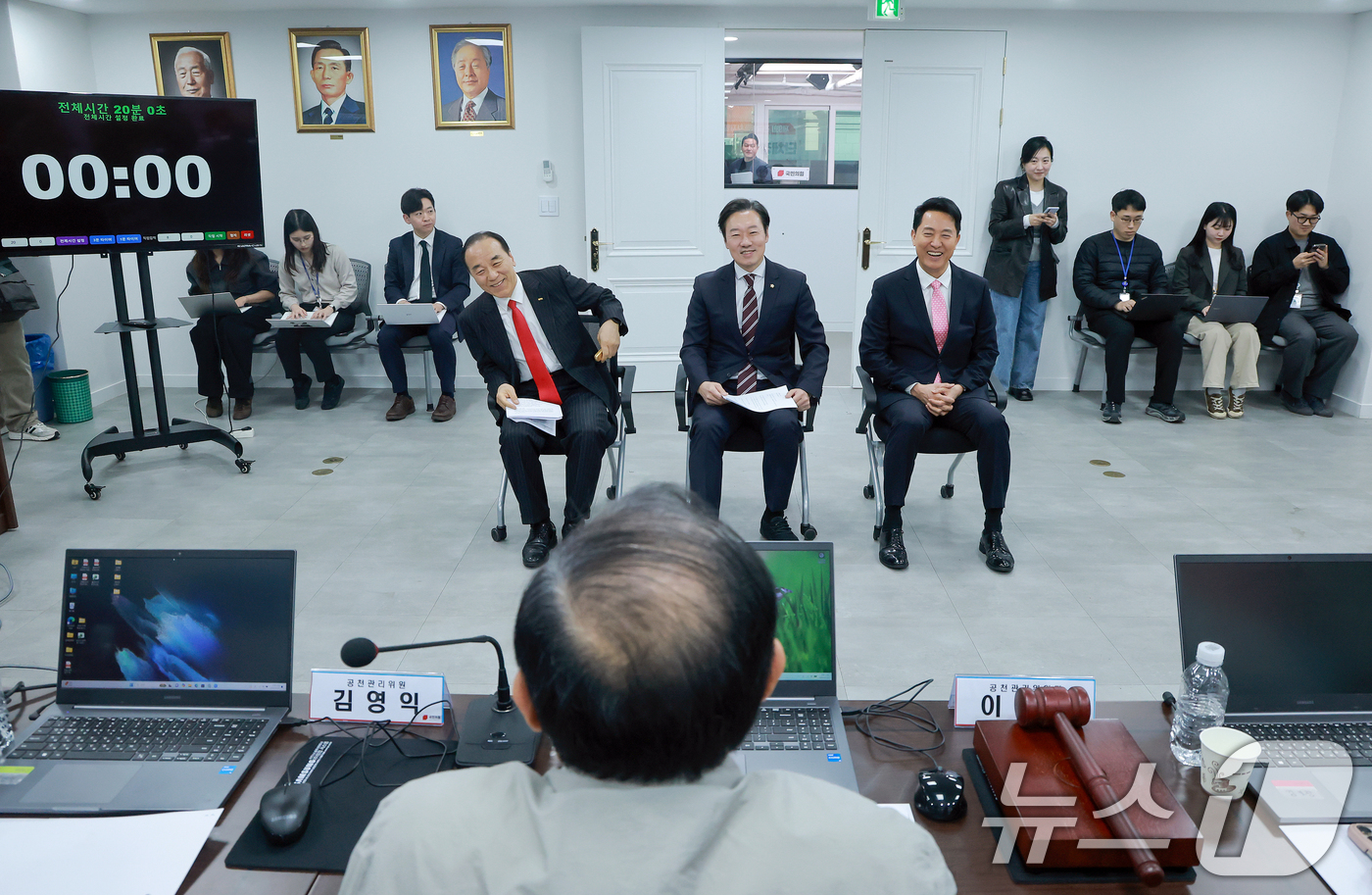 (서울=뉴스1) 이승배 기자 = 김충환 전 강동구청장과 박수민 국민의힘 의원, 오세훈 서울시장(왼쪽부터)이 22일 오후 서울 여의도 국민의힘 중앙당사에서 열린 전국동시지방선거 서울 …