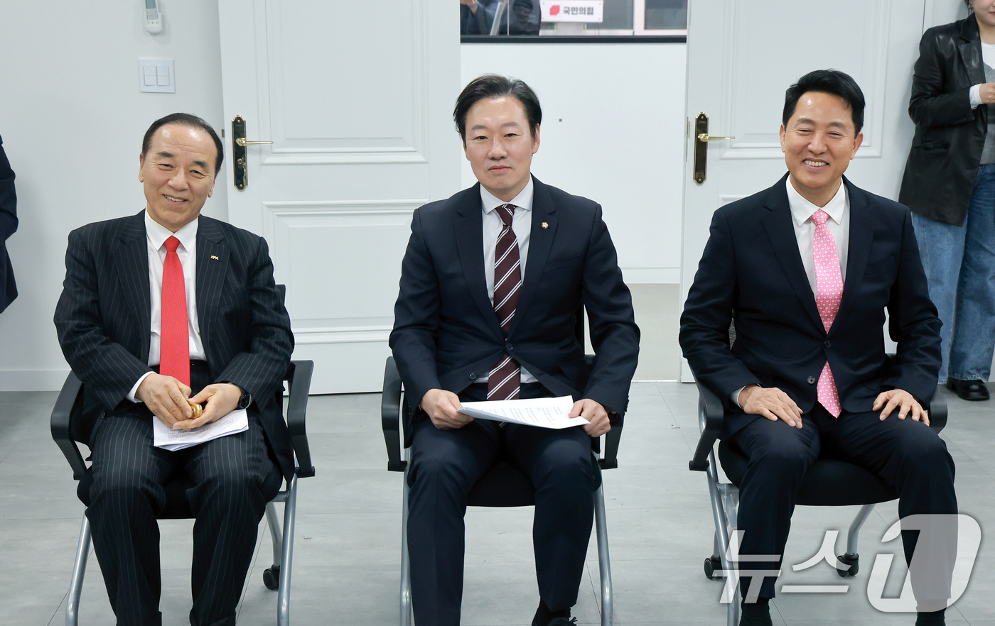 (서울=뉴스1) 이승배 기자 = 김충환 전 강동구청장과 박수민 국민의힘 의원, 오세훈 서울시장(왼쪽부터)이 22일 오후 서울 여의도 국민의힘 중앙당사에서 열린 전국동시지방선거 서울 …