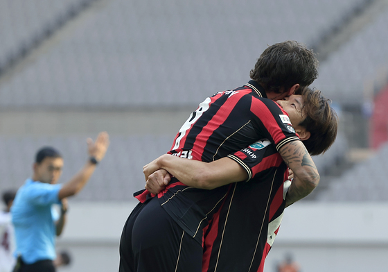 클리말라 들어 올리는 김진수