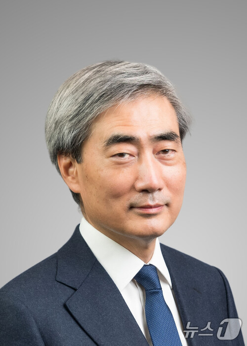 (서울=뉴스1) 이재명 기자 = 청와대는 22일 이재명 대통령이 한국은행 총재 후보자에 신현송 국제결제은행(BIS) 통화경제국장을 지명했다고 밝혔다. (청와대 제공. 재판매 및 D …