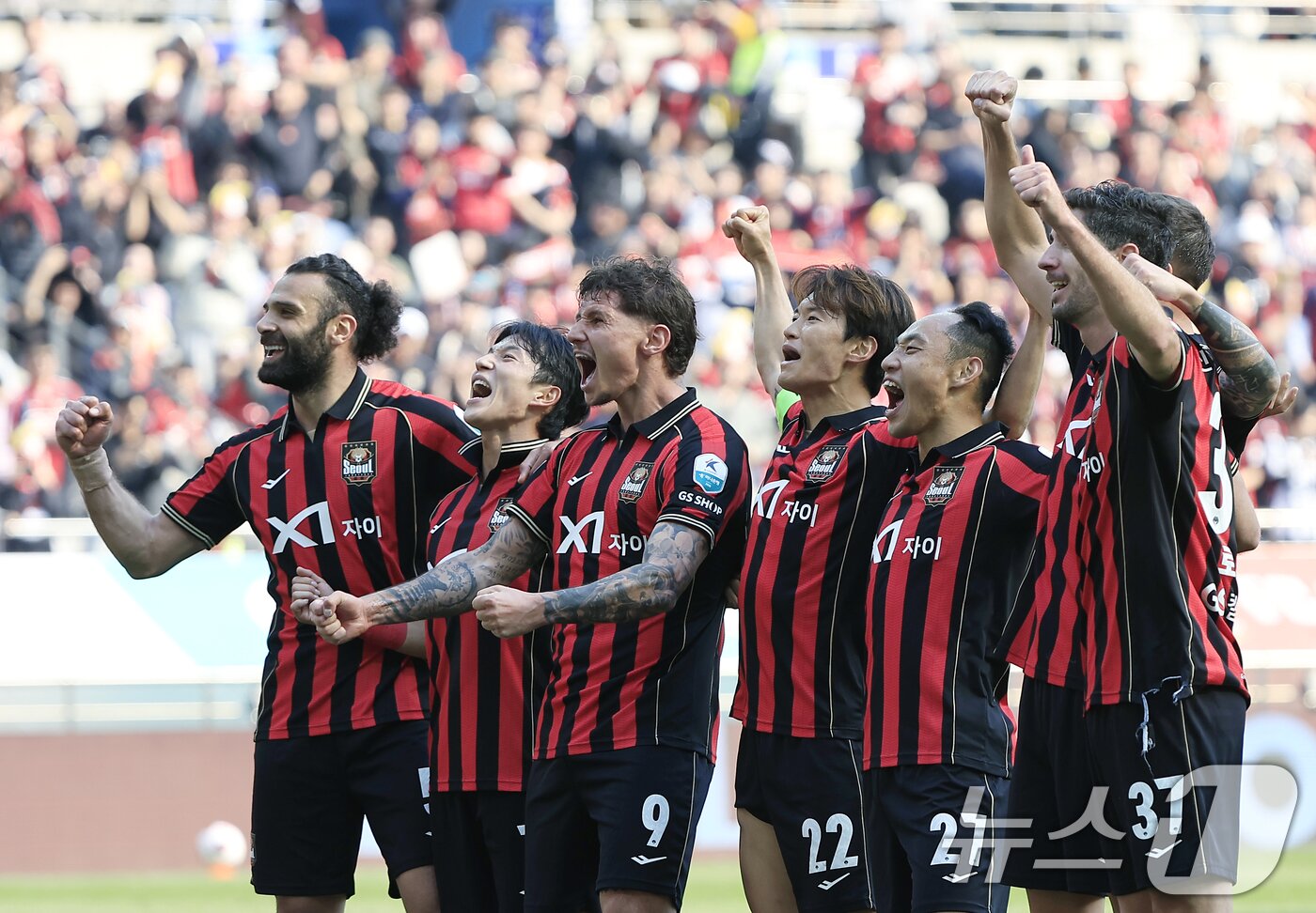 본문 이미지 - 22일 오후 서울시 마포구 월드컵로 서울월드컵경기장에서 열린 하나은행 K리그1 2026 5라운드 FC서울과 광주FC의 경기에서 이승모의 팀 다섯 번째 골이 터진 뒤 FC서울 선수들이 서포터즈 앞에 도열해 포효하고 있다. 2026.3.22 ⓒ 뉴스1 박정호 기자