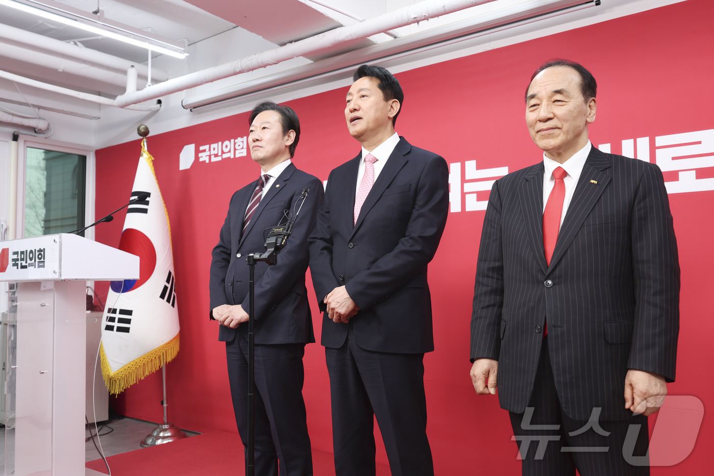 (서울=뉴스1) 이승배 기자 = 6·3 지방선거 서울시장에 도전하는 국민의힘 예비후보들이 22일 서울 영등포구 국민의힘 중앙당사에서 열린 광역단체장 후보 면접을 마치고 백브리핑을 …