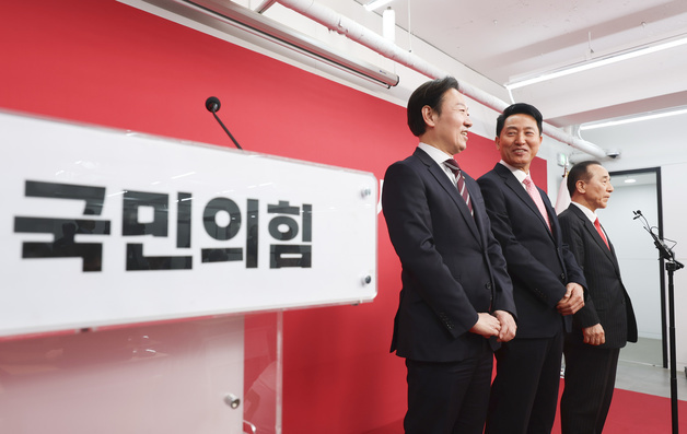 백브리핑 하는 국민의힘 서울시장 후보들