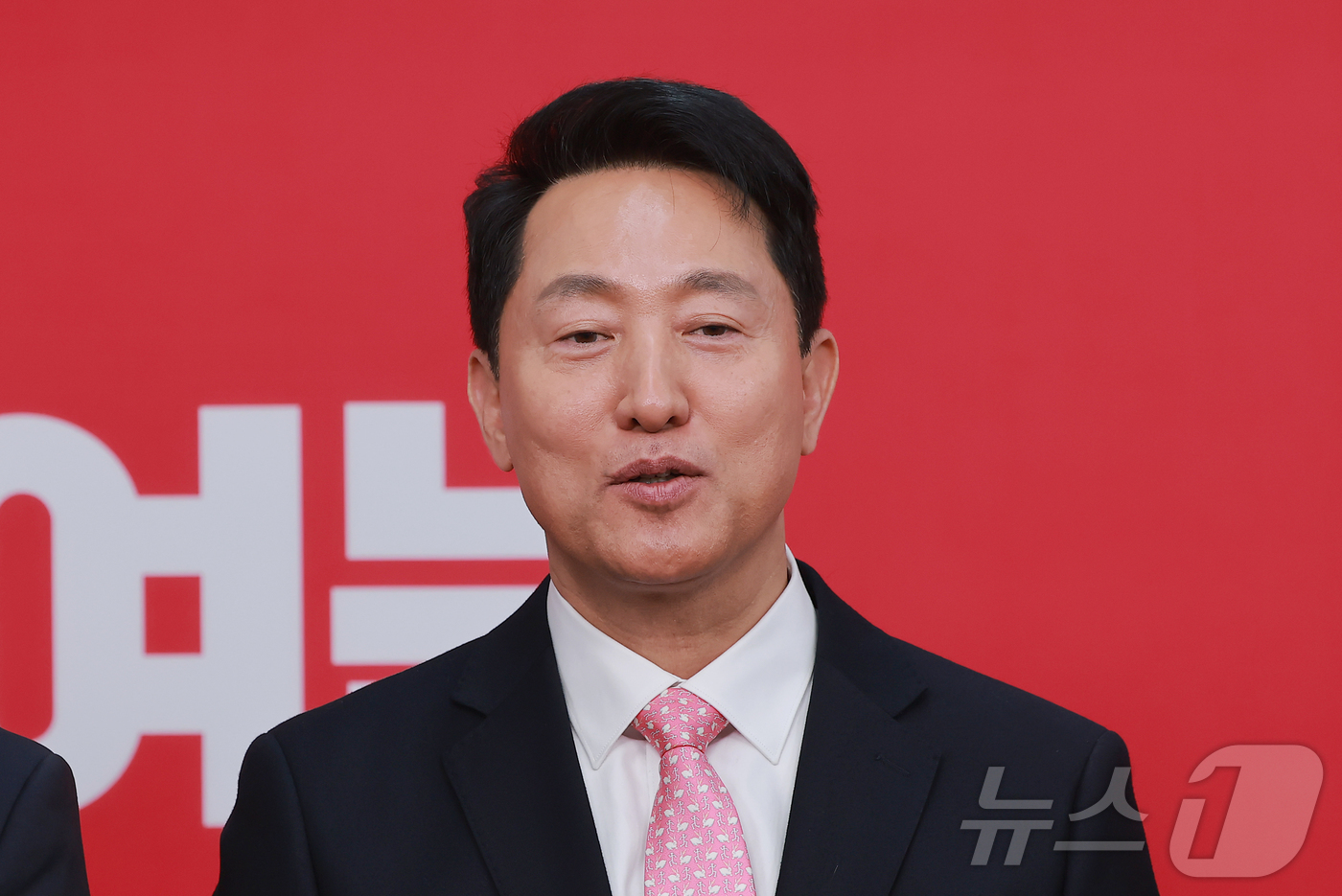 (서울=뉴스1) 이승배 기자 = 6·3 지방선거 서울시장에 도전하는 오세훈 서울시장이 22일 서울 영등포구 국민의힘 중앙당사에서 열린 광역단체장 후보 면접을 마치고 취재진 질문에 …