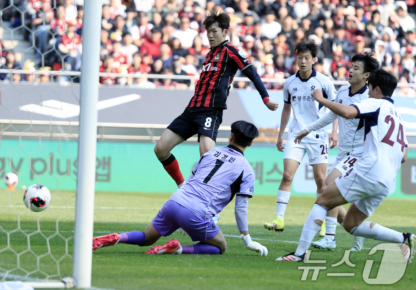 (서울=뉴스1) 박정호 기자 = 22일 오후 서울시 마포구 월드컵로 서울월드컵경기장에서 열린 하나은행 K리그1 2026 5라운드 FC서울과 광주FC의 경기에서 FC서울 이승모가 골 …
