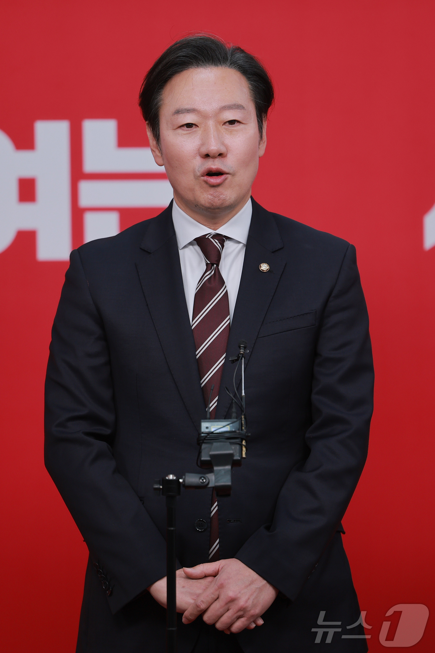 (서울=뉴스1) 이승배 기자 = 6·3 지방선거 서울시장에 도전하는 박수민 국민의힘 의원이 22일 서울 영등포구 국민의힘 중앙당사에서 열린 광역단체장 후보 면접을 마치고 취재진 질 …