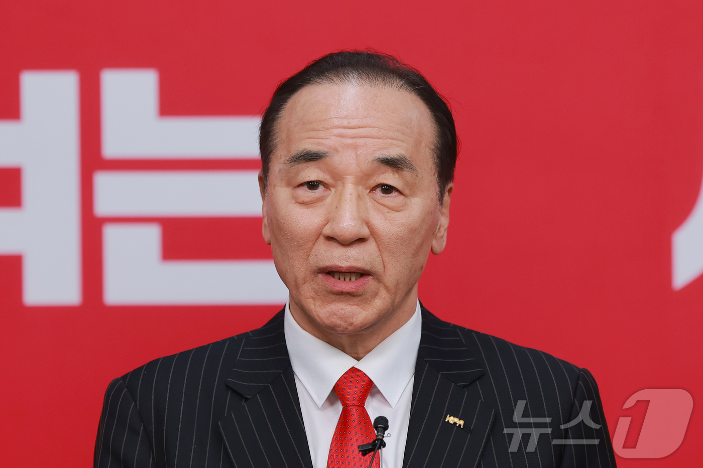 (서울=뉴스1) 이승배 기자 = 6·3 지방선거 서울시장에 도전하는 김충환 전 강동구청장이 22일 서울 영등포구 국민의힘 중앙당사에서 열린 광역단체장 후보 면접을 마치고 취재진 질 …