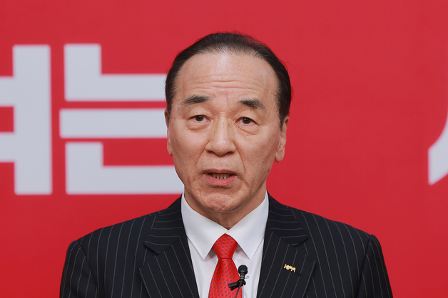 면접 관련 질의 답변하는 김충환 전 강동구청장