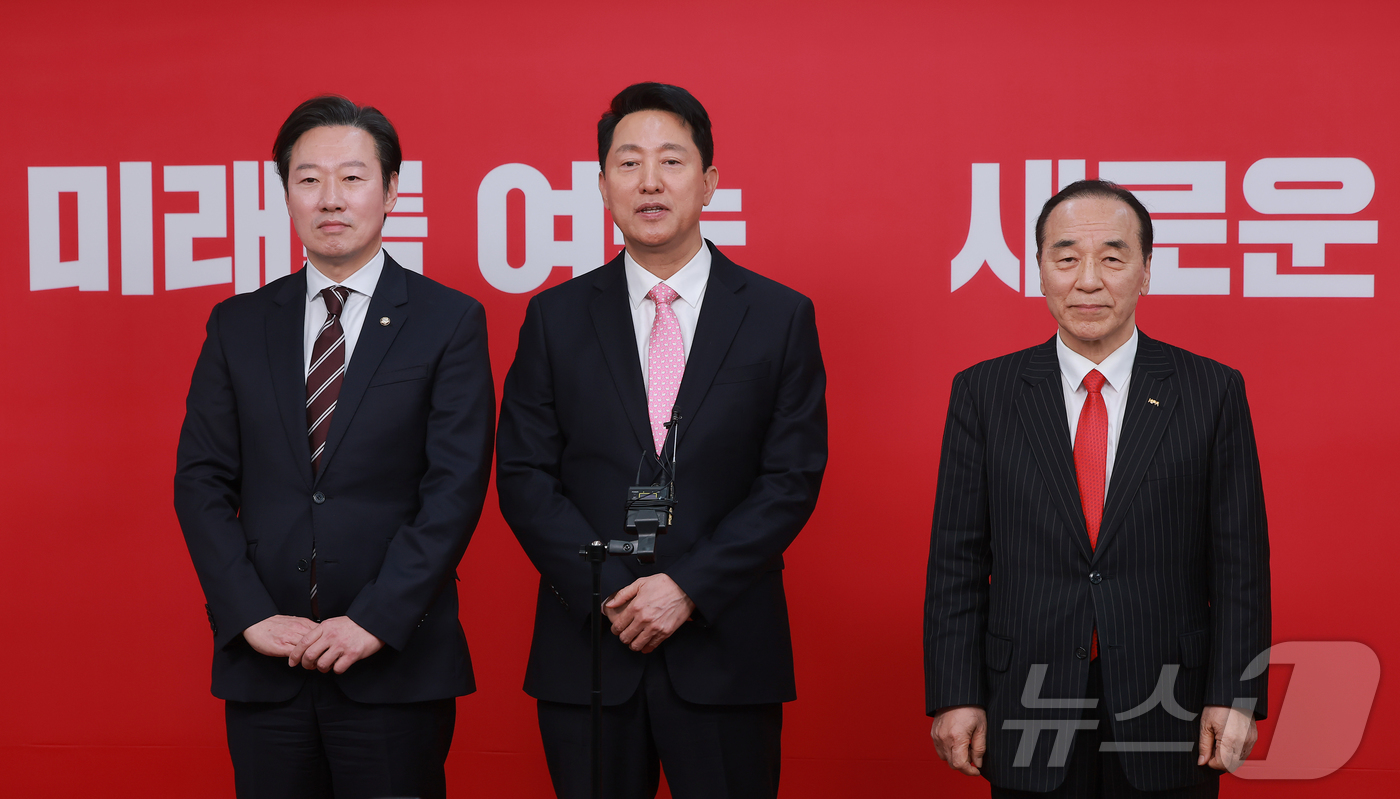 (서울=뉴스1) 이승배 기자 = 6·3 지방선거 서울시장에 도전하는 국민의힘 예비후보들이 22일 서울 영등포구 국민의힘 중앙당사에서 열린 광역단체장 후보 면접을 마치고 백브리핑을 …