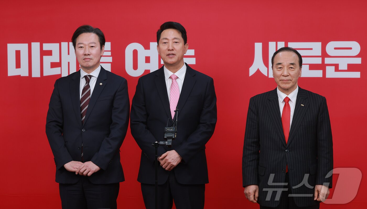 본문 이미지 - 6·3 지방선거 서울시장에 도전하는 국민의힘 예비후보들이 22일 서울 영등포구 국민의힘 중앙당사에서 열린 광역단체장 후보 면접을 마치고 백브리핑을 하고 있다. 왼쪽부터 국민의힘 박수민 의원, 오세훈 서울시장, 김충환 전 강동구청장. (공동취재) 2026.3.22 ⓒ 뉴스1 이승배 기자