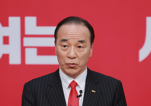 면접 관련 질의 답변하는 김충환 전 강동구청장