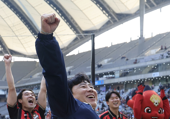 개막 4연승 세리머니하는 김기동 감독